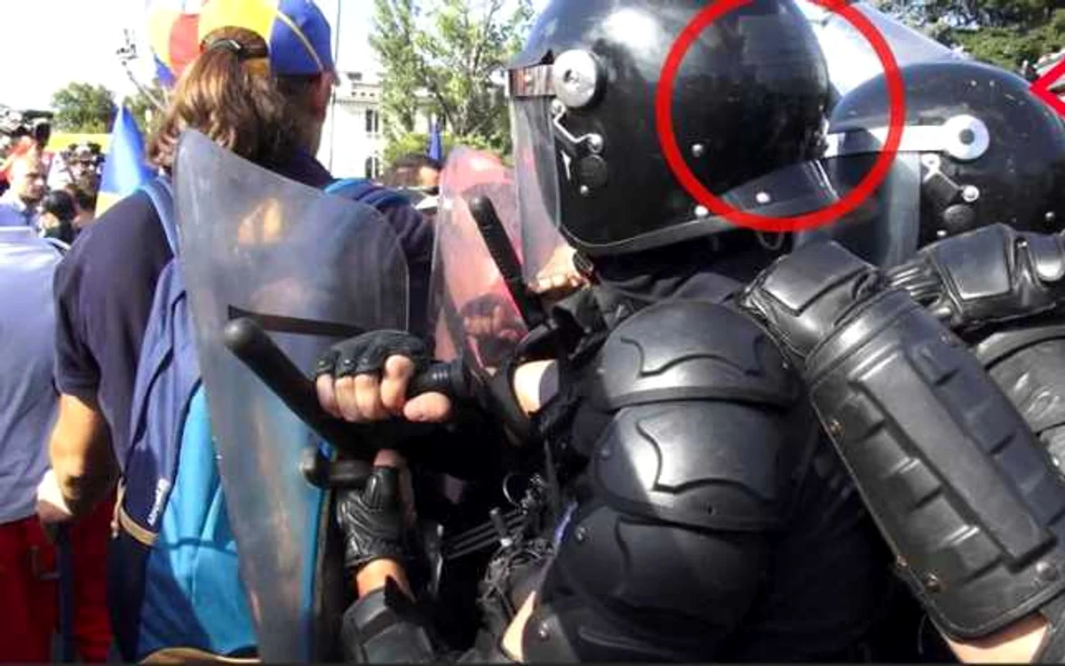 Jandarmi cu indicativele de pe casti acoperite cu banda adezivă. FOTO/Passport Productions