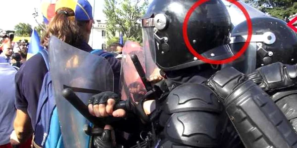 Jandarmi cu indicativele de pe  casti acoperite cu banda adezivă. FOTO/Passport Productions