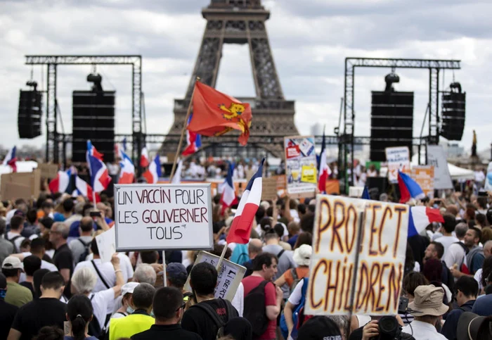 Ample proteste în Paris împotriva vaccinării. FOTO EPA EFE