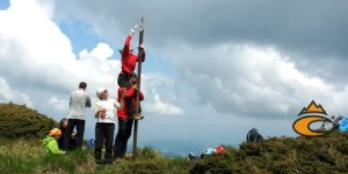 Voluntarii şi salvamontiştii au montat noi marcaje. FOTOnewsbv.ro