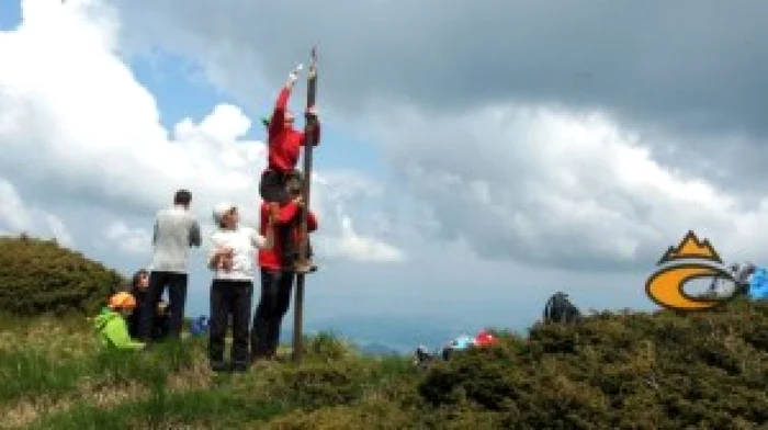 Voluntarii şi salvamontiştii au montat noi marcaje. FOTOnewsbv.ro