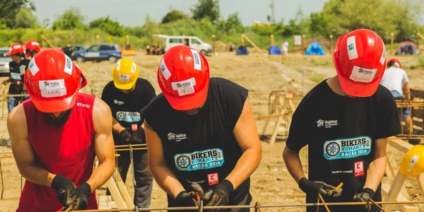Habitat for Humanity - voluntari construind case pentru săraci Sursa HfH