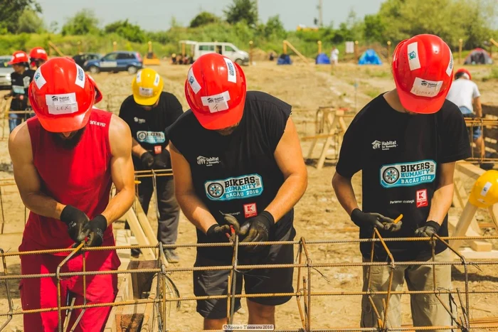 Voluntari motociclişti construind case pentru săraci Sursa Habitat for Humanity