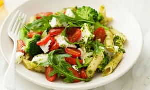 salata cu paste si sos pesto jpeg