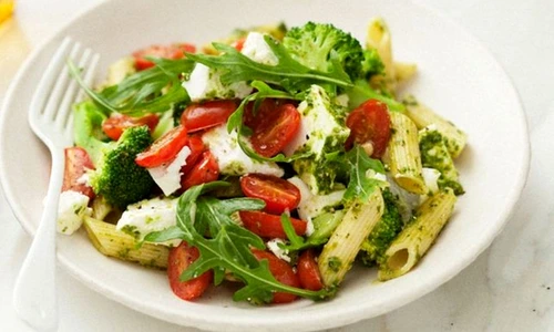 salata cu paste si sos pesto jpeg