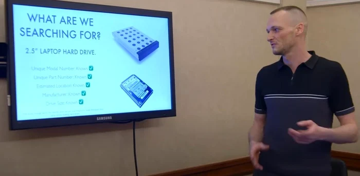 James Howells explică ce caută printre tone de deşeuri. FOTO: captură video