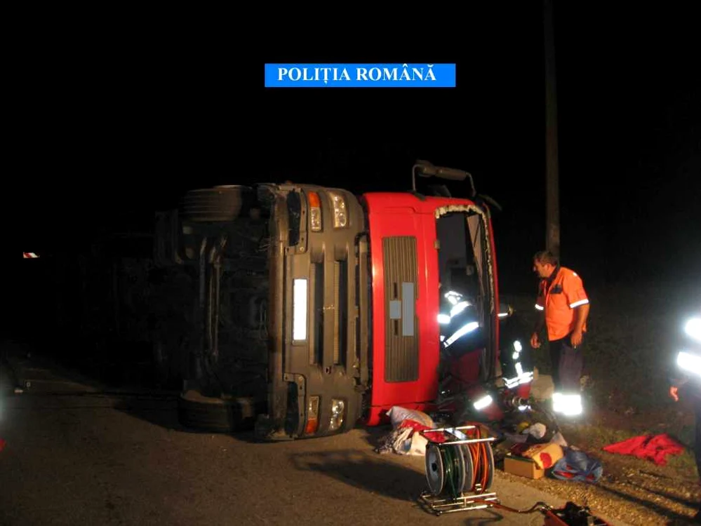 Accidentul de la Măldăreşti, cu camionul răsturnat, în urma căruia şoferul a murit iar soţia lui a fost rănită grav