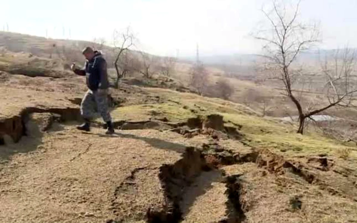 Alunecările de la Izvoarele s-au mai domolit, dar nu s-au oprit FOTO captură video