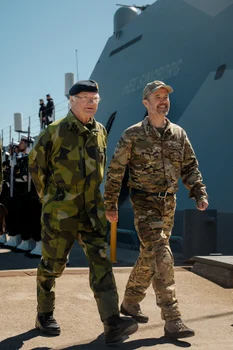 Regele Carl Gustaf al Suediei și Regele Frederik al Norvegiei în uniformă militară. FOTO: Casa Regală suedeză