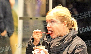 Dar nu aşteaptă s o  mănânce acasă, ci o savurează în timp ce  se plimbă prin mall jpeg
