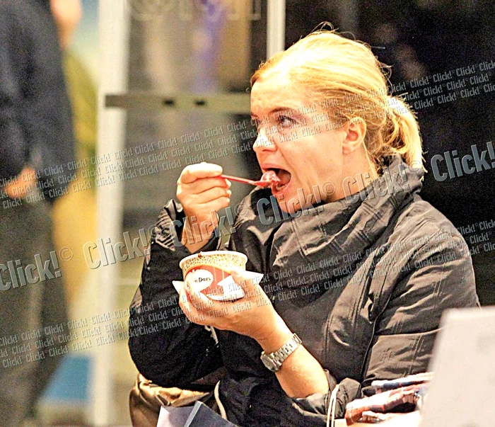 Dar nu aşteaptă s-o mănânce acasă, ci o savurează în timp ce se plimbă prin mall