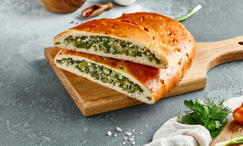 Placinta cu ceapa verde  Sursa foto shutterstock 2186143417 jpg