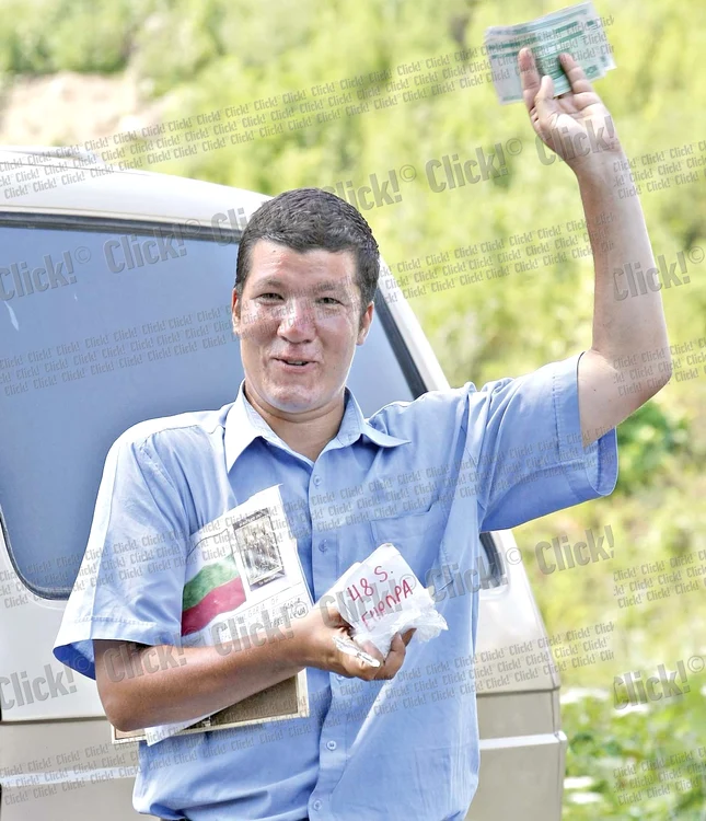 
    Cu pancarta în bulgăreşte sub  braţ, Viorel agită mai multe  bancnote străine, semn că munca sa dă roade (Fotografii: Dan Bistriţeanu)  