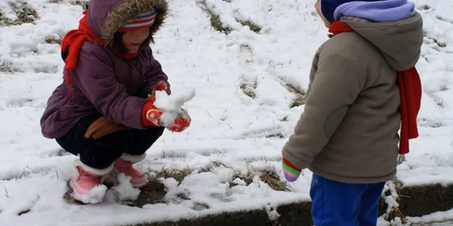 Copiii au fost cei mai bucuroși de zăpada căzută în stațiuni. Foto Adelina Anei