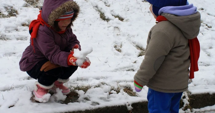 Copiii au fost cei mai bucuroși de zăpada căzută în stațiuni. Foto Adelina Anei