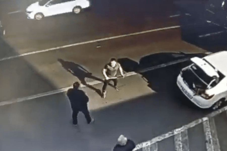 Un șofer care a sărit la bătaie cu bâta, pus la respect de victimă VIDEO