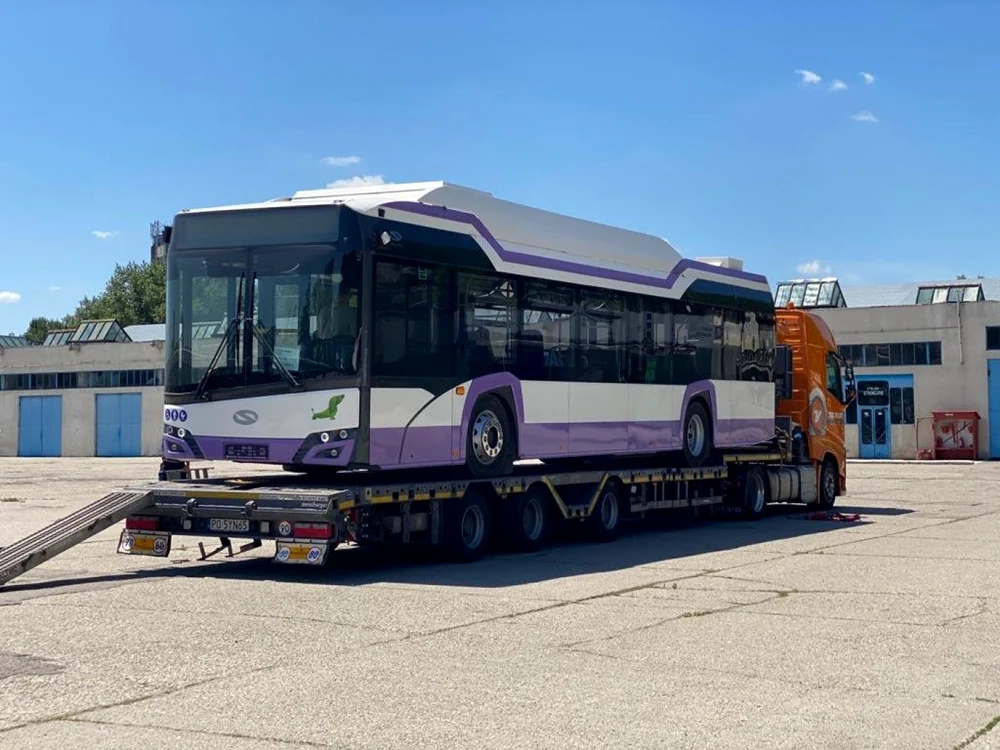 Primul autobuz electric care va circula pe liniile din municipiu a ajuns la Piteşti. Foto Primăria Piteşti