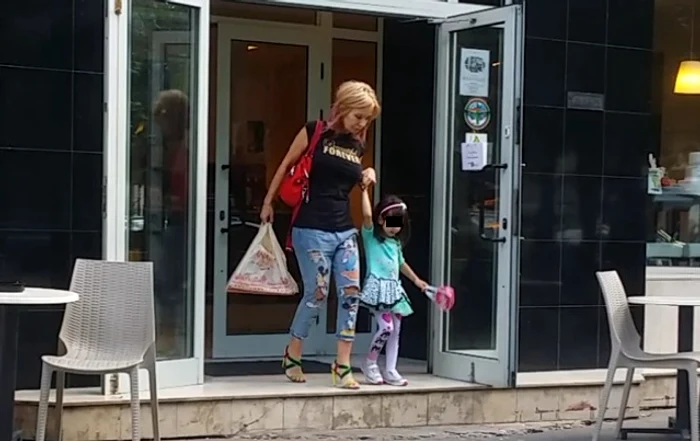 
    Daniela şi Maria au zăbovit o jumătate de oră în cofetărie până s-au decis ce vor să cumpereFoto: Mihai Ionescu  