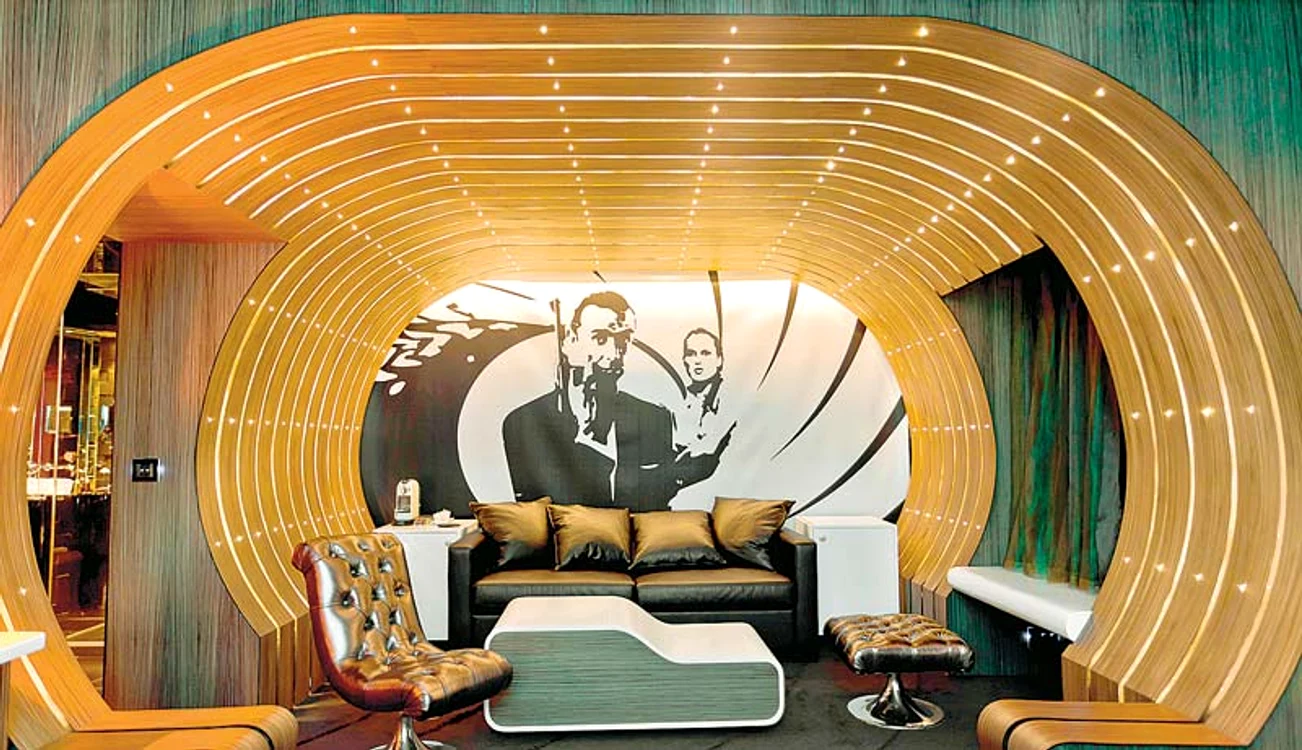 
    Salonul unde rulează  în permanenţă  filme cu James Bond (fotografii: photoland/caters)  