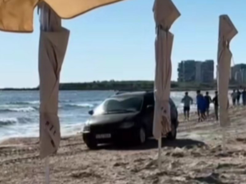 După ce a gonit cu mașina pe plajă, o șoferiță s-a împotmolit în nisip și a fost salvată cu un tractor