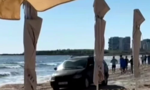 o femeie goneste cu masina pe plaja facebook video png