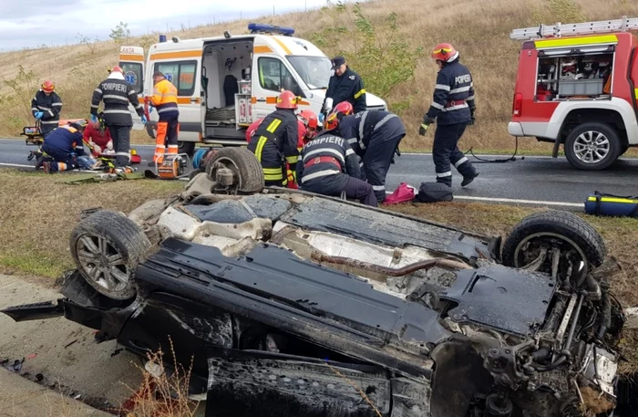 O maşină în care se aflau trei tineri s-a răsturnat la coborârea de pe autostrada A 1 FOTO ISU