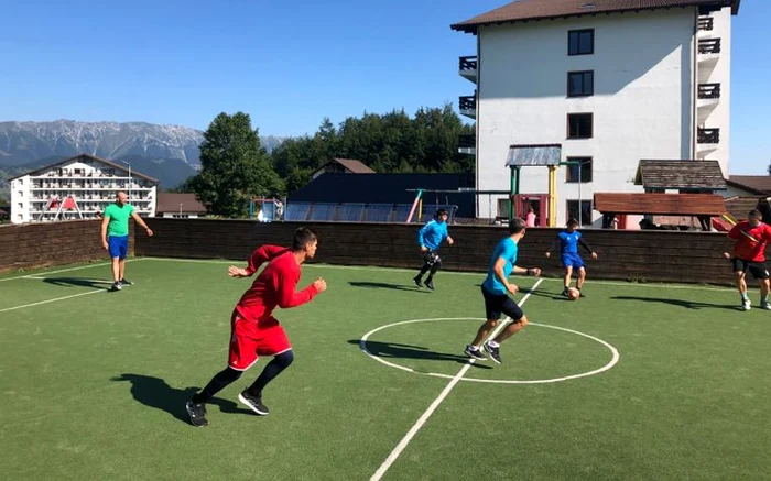 
    Boxerii joacă fotbal în cantonament  