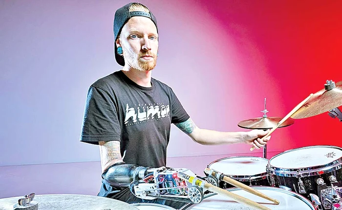Brațul robotic l-a ajutat pe Jason Barnes să lovească toba de 2.400 de ori pe minut