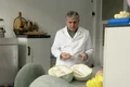 Costel Vânătoru,  coordonatorul  laboratorului, laudă  proprietăţile fructului   png