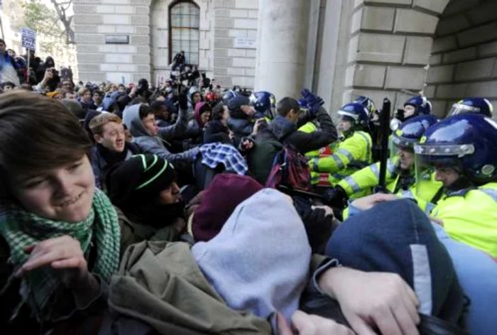 Furia sudentelor "războinice" face ravagii la Londra. Foto: EPA