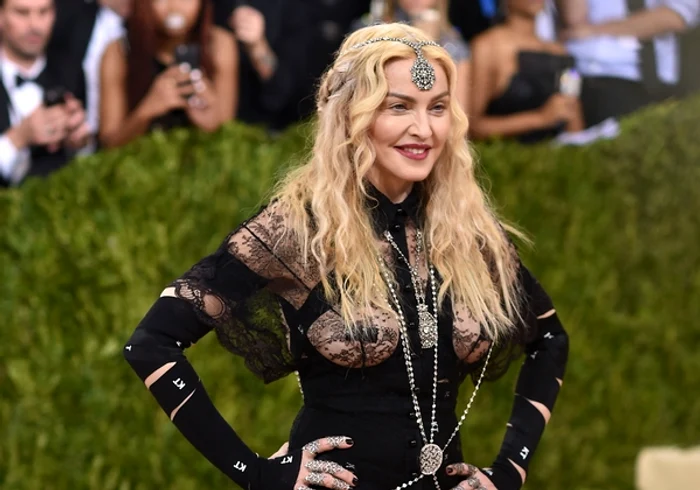 
    Madonna le-a arătat fundul fotografilorFoto: Splashnews  