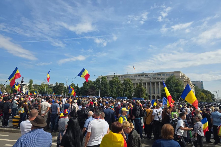 Mii de ciobani au blocat Piața Victoriei. Jandarmii au intervenit cu gaze lacrimogene