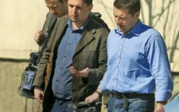 Ziaristul Colin Campbell (dreapta), lângă ghidul şi cameramanul său