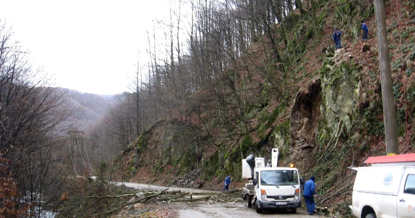 Angajaţii Enel au lucrat toată dimineaţa la realimentarea localităţilor cu curent FOTO CRISTIAN FRANŢ