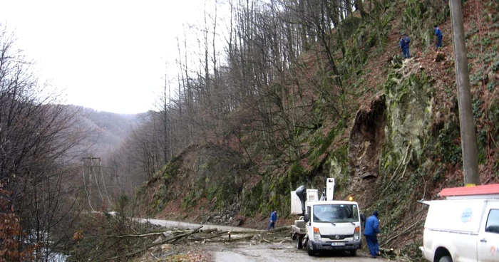 Angajaţii Enel au lucrat toată dimineaţa la realimentarea localităţilor cu curent FOTO CRISTIAN FRANŢ