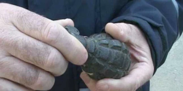 Grenadele au fost găsite de un bărbat care căuta fier vechi