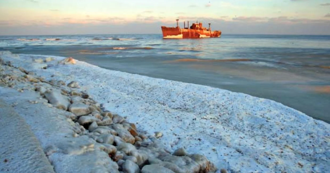 Plaja din apropierea epavei din Costineşti a fost înghiţită de ape 