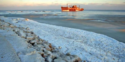 Plaja din apropierea epavei din Costineşti a fost înghiţită de ape 