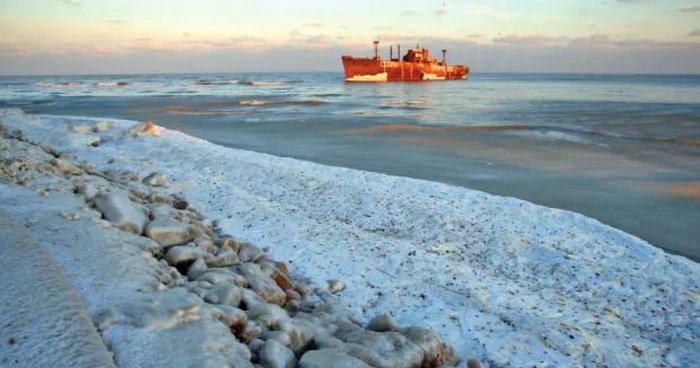 Plaja din apropierea epavei din Costineşti a fost înghiţită de ape 