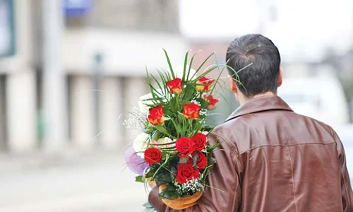 tanar la intalnire cu un buchet de flori in mana jpeg