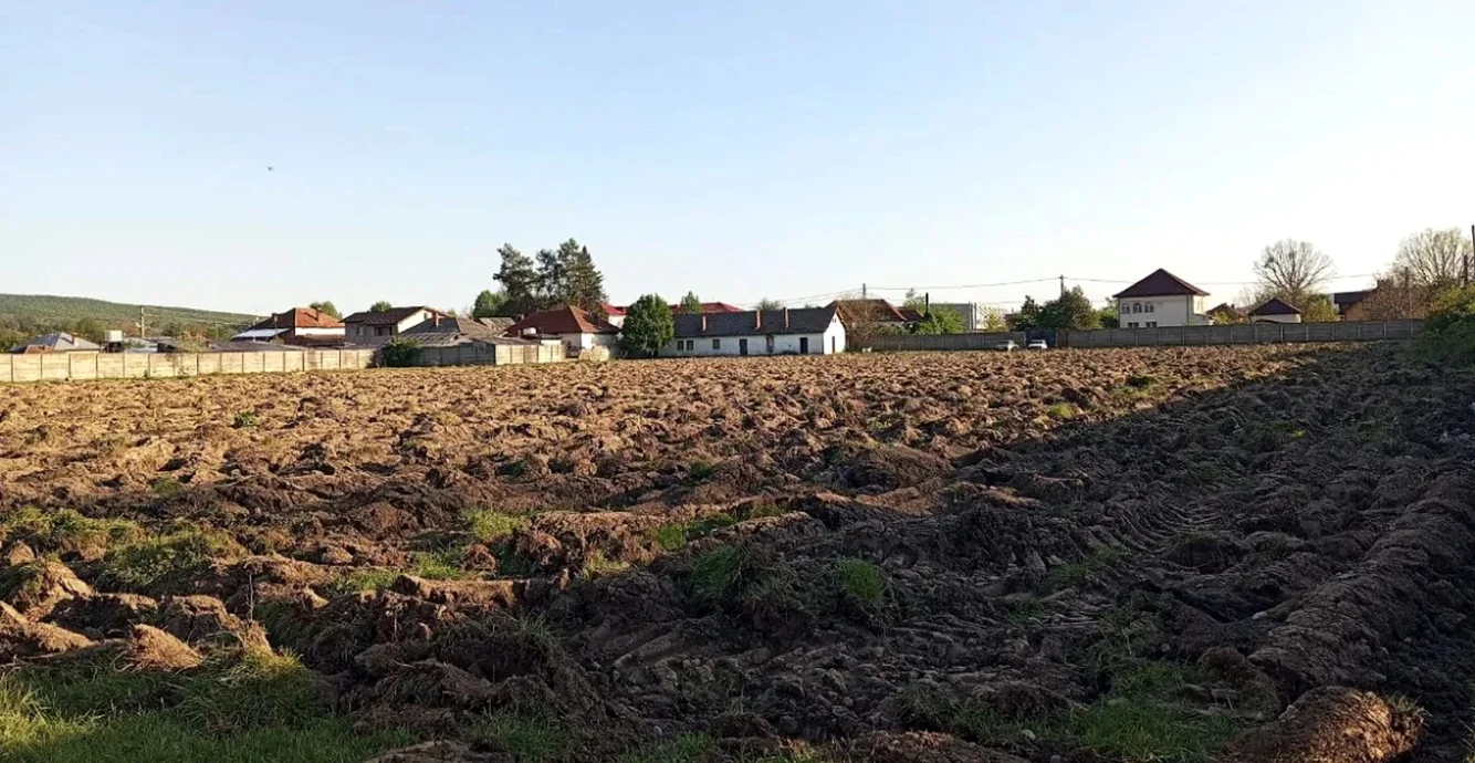 Terenul Forestierului a fost arat zilele trecute. Foto Gazeta Stâlpeni