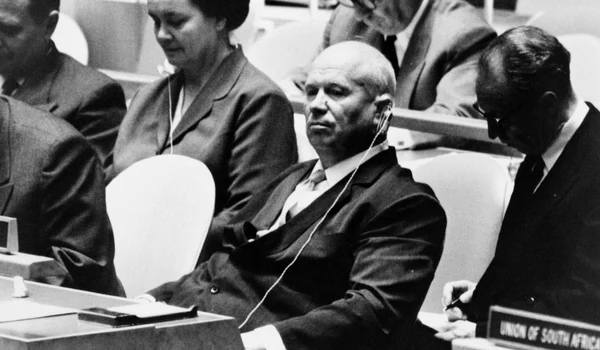 Calendar 12 octombrie: 1960   Nikita Hrușciov a lovit cu pantoful în masă la ONU, înfuriat de o afirmație a unui lider filipinez jpeg
