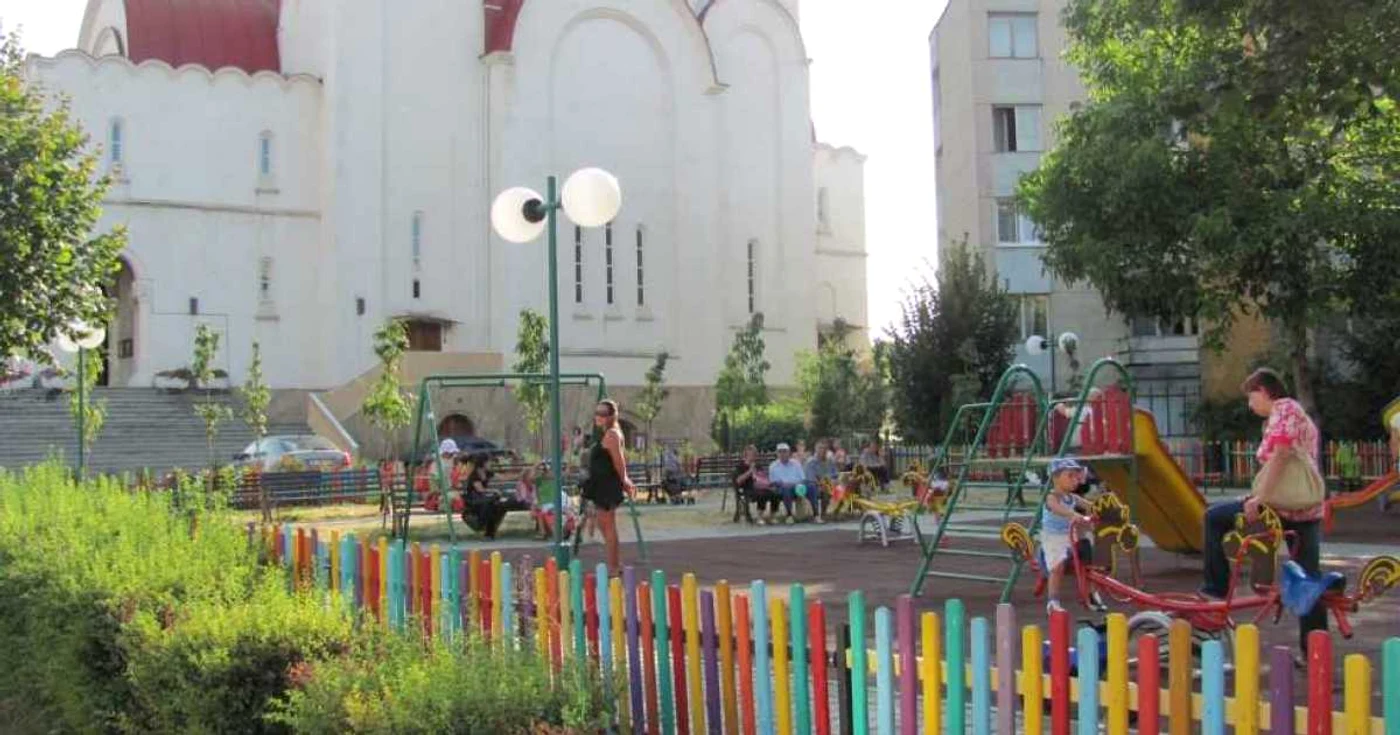 Copiii se distrează în parcul de lângă catedrală