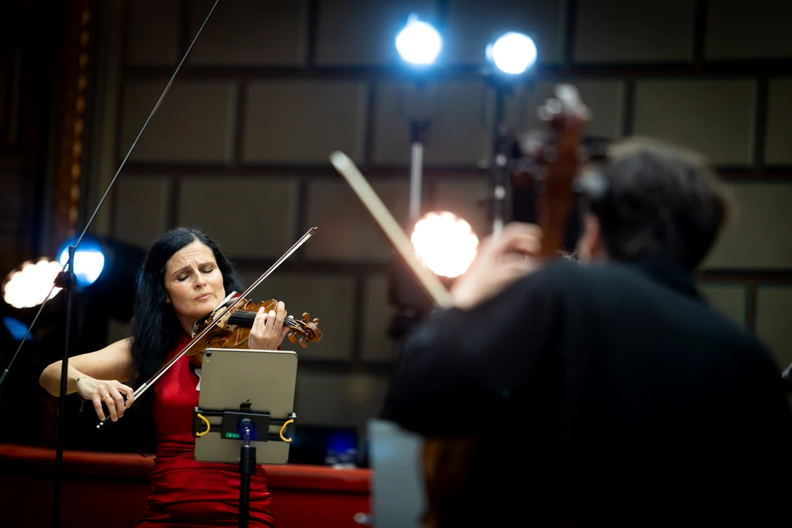 Violonista Corina Belcea, într-o fotografie care cântă, la Ateneul Român. Foto: Petrică Tănase