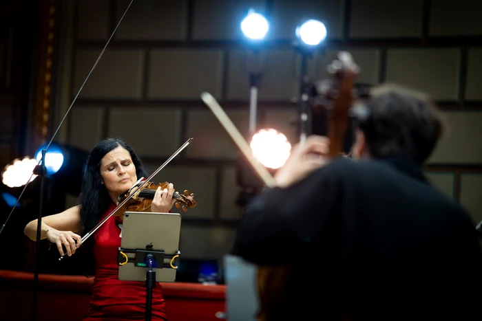 Violonista Corina Belcea, într-o fotografie care cântă, la Ateneul Român. Foto: Petrică Tănase