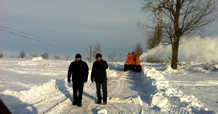 Deszăpezirea drumului dintre Băleni şi Viile