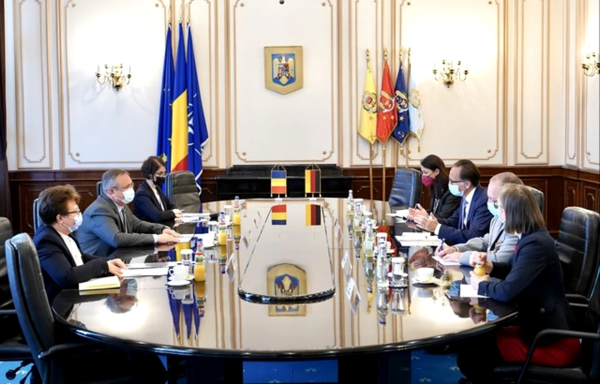 Întrevederea ministrului apărării naţionale cu ambasadorul Republicii Federale Germania în România Foto Laurenţiu Turoi / MApN