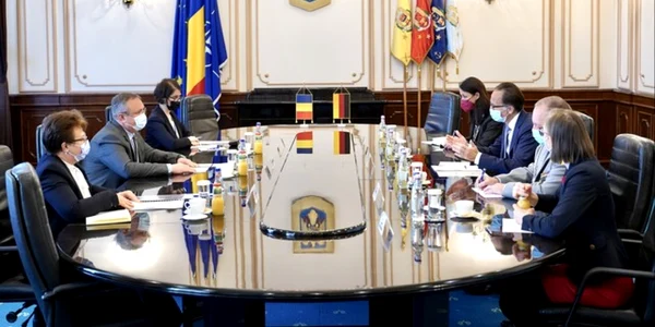 Întrevederea ministrului apărării naţionale cu ambasadorul Republicii Federale Germania în România foto Laurenţiu Turoi mapn 