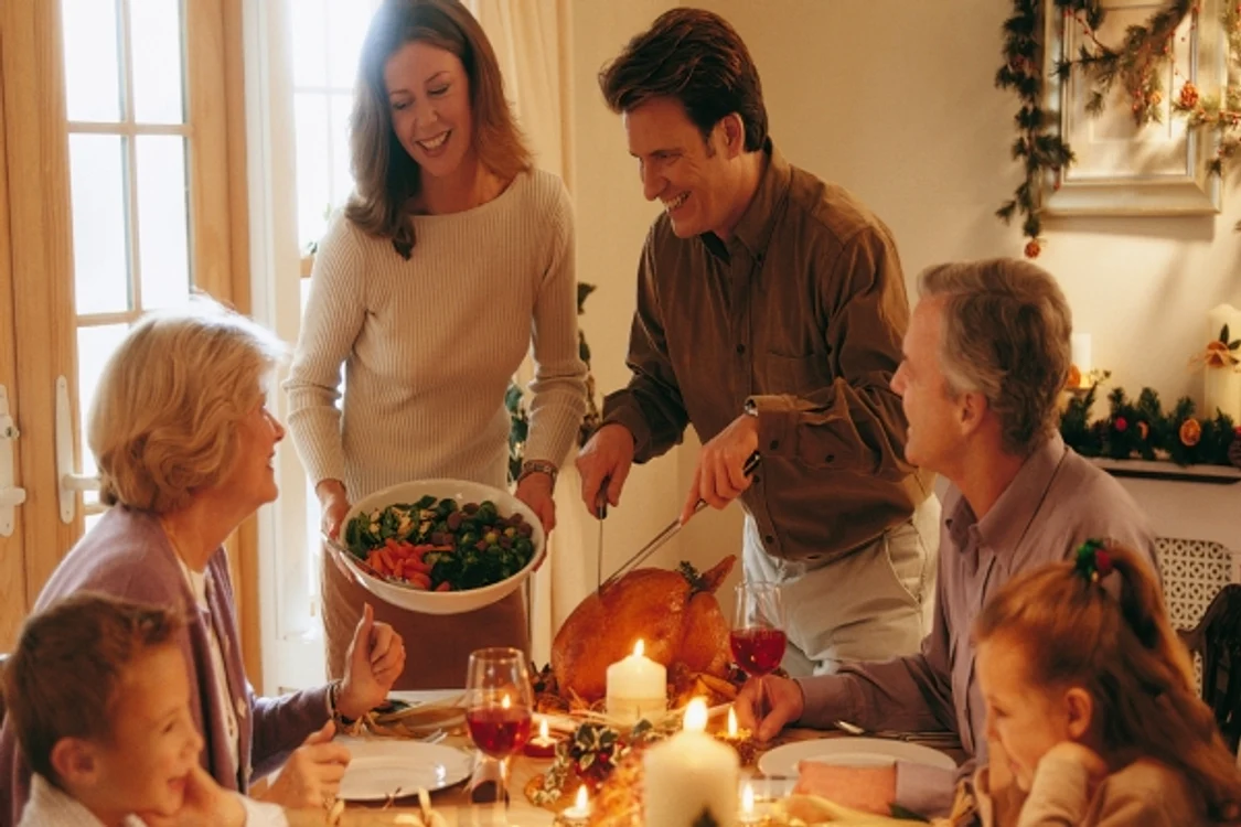 
    Cercetătorii americani au descoperit că persoanele care mănâncă o salată verde cu 30 de minute înainte de a lua cina acumulează cu 12% mai puţine calorii.www.clicksanatate.ro  
