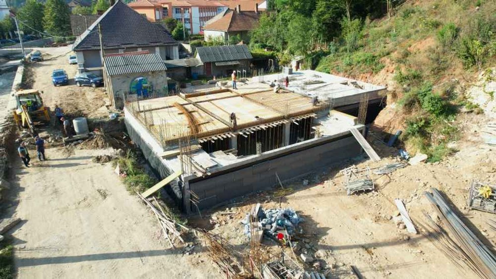 Ce se mai construiește cu fonduri europene într-un orășel din Apuseni: sală de spectacole cu fosă pentru orchestră